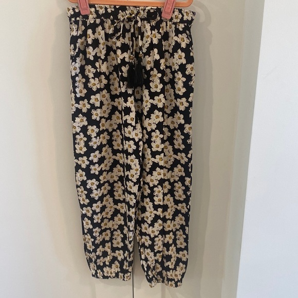 Other - Angie Girls Rayon Daisy print joggers with tassel tie detail - size Large